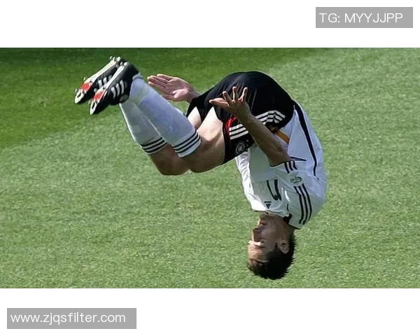 膝盖异于常人的足球明星如何在赛场上逆风翻盘的传奇故事